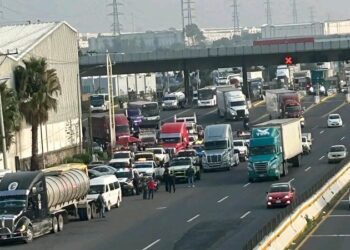 Transportistas bloquean accesos a CDMX tras desaparición de su líder en Jilotepec