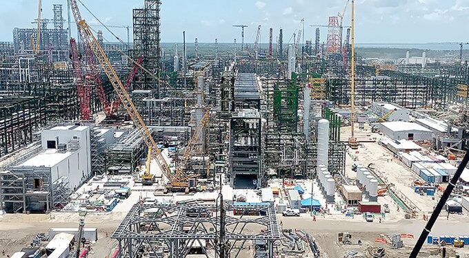 Refinería Dos Bocas sigue sin concluir; Pemex admite paro por crudo contaminado