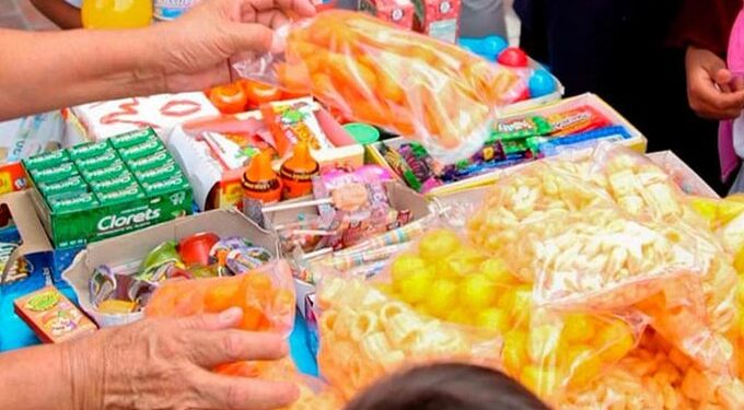 SEP gana juicios clave y refuerza prohibición de comida chatarra en escuelas