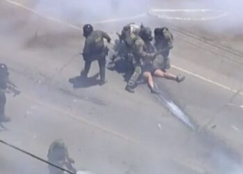 Redada en granja de California desata protestas y denuncias de abuso