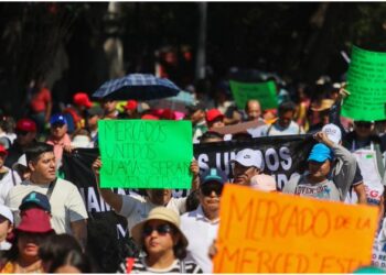 Comerciantes bloquean calles en CDMX para exigir freno a programas de gobierno