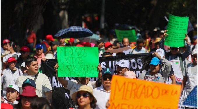 Comerciantes bloquean calles en CDMX para exigir freno a programas de gobierno