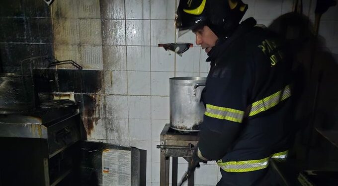 Incendio en Parque Delta obliga a desalojo; Bomberos controlan la emergencia
