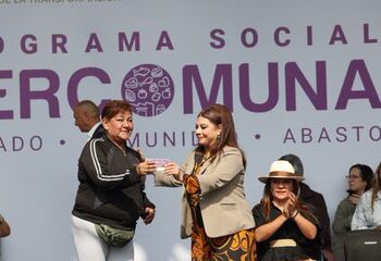 Clara Brugada entrega vales Mercomuna para apoyar a familias y pequeños comercios de CDMX