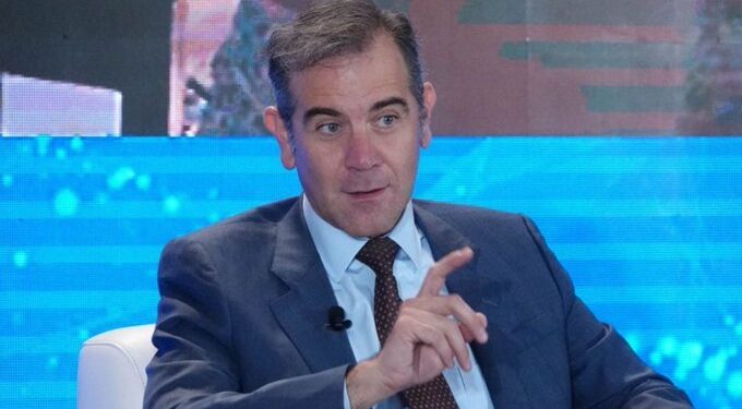 Corte ordena a SEP eliminar mención de Lorenzo Córdova en libros de texto por vulnerar su honor