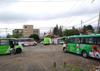 Transportistas de CDMX advierten bloqueos si no suben tarifa y entregan bono de combustible