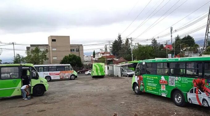 Transportistas de CDMX advierten bloqueos si no suben tarifa y entregan bono de combustible