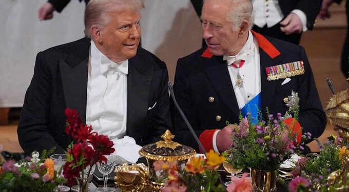 Londres protesta contra Trump mientras Carlos III lo recibe en Windsor