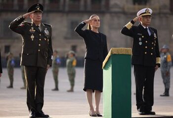 Sheinbaum encabeza homenaje a víctimas de los sismos de 1985 y 2017 en el Zócalo