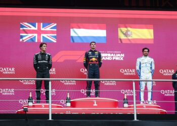 Max Verstappen gana en Azerbaiyán y Sainz logra podio con Williams