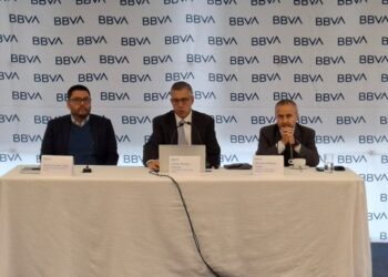 BBVA advierte debilidad interna, pero mejora proyección de PIB a 0.7% en 2025