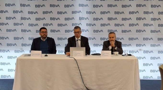 BBVA advierte debilidad interna, pero mejora proyección de PIB a 0.7% en 2025