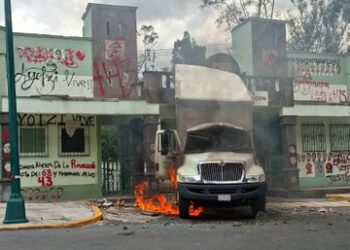 Manifestantes por Ayotzinapa tiran acceso e incendian camión en Campo Militar 1