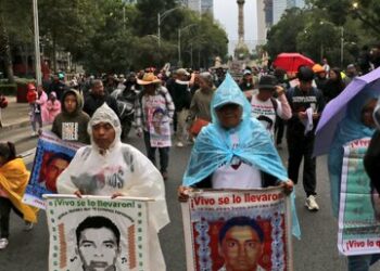 Padres de los 43 normalistas encabezan protestas a 11 años de la tragedia de Ayotzinapa