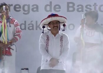 Pueblos indígenas entregan bastón de mando a Hugo Aguilar y ministros de la Suprema Corte