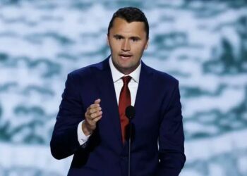 Balean a Charlie Kirk, activista conservador y aliado de Trump, en evento en Utah