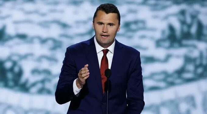 Balean a Charlie Kirk, activista conservador y aliado de Trump, en evento en Utah
