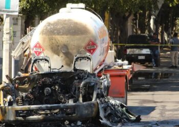 Incendio en Iztapalapa por explosión de pipa alcanza varios vehículos