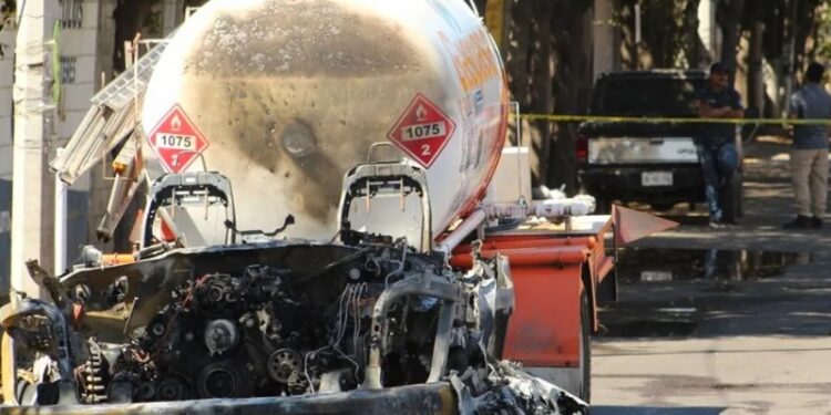 Incendio en Iztapalapa por explosión de pipa alcanza varios vehículos