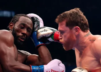 Terence Crawford vence a Canelo Álvarez y se proclama campeón indiscutido del peso supermediano