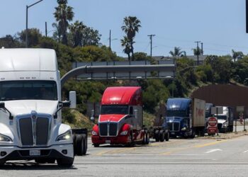 Trump decreta aranceles a camiones y autobuses; México y Canadá conservarán beneficios del T-MEC