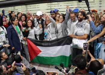 Llegan a México los seis activistas detenidos en Israel; denuncian tortura y agradecen apoyo