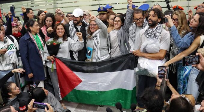 Llegan a México los seis activistas detenidos en Israel; denuncian tortura y agradecen apoyo