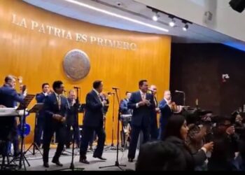 Diputados de Morena generan polémica por baile y pastel para Ebrard en San Lázaro