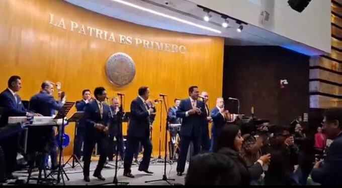 Diputados de Morena generan polémica por baile y pastel para Ebrard en San Lázaro