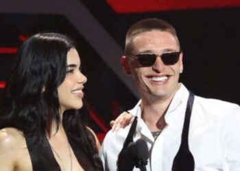 Kenia Os y Peso Pluma deslumbran en Miami con su romance y elegancia en los Billboard Latinos 2025