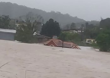 Huracán Melissa impacta Jamaica con vientos de 295 km/h y categoría 5