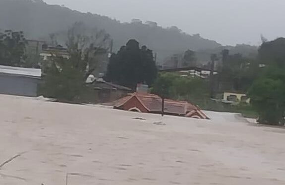 Huracán Melissa impacta Jamaica con vientos de 295 km/h y categoría 5