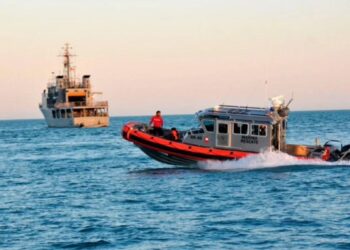 Marina rescata a 28 jóvenes en altamar frente a Sinaloa; la mayoría son menores de edad