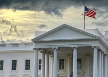 Crisis en Washington: miles de empleados federales pierden su empleo por orden de Trump
