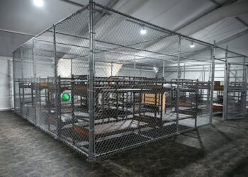 Estados Unidos impulsa red de centros migratorios bajo control de la Marina