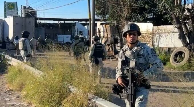 Aseguran centros de huachicol en Querétaro y Tijuana con miles de litros de combustible ilegal