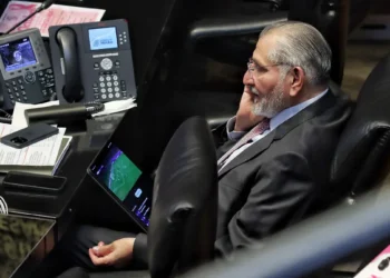 Adán Augusto López es captado viendo la Champions en plena sesión del Senado