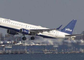 Vuelo de JetBlue procedente de Cancún aterriza de emergencia en Florida; tres pasajeros heridos