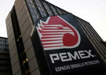 Fitch Ratings eleva la nota crediticia de Pemex pese a retos en producción y deuda