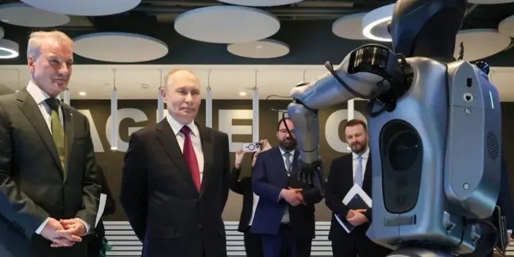 Robot humanoide con IA sorprende a Putin durante exhibición tecnológica de Sberbank