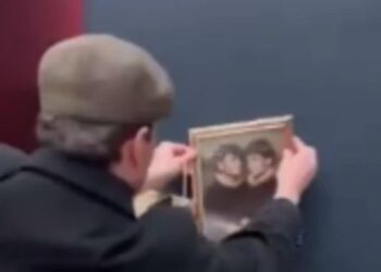 Influencers vulneran seguridad del Louvre y dejan su retrato junto a la Mona Lisa