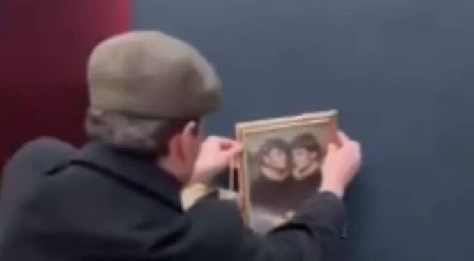 Influencers vulneran seguridad del Louvre y dejan su retrato junto a la Mona Lisa