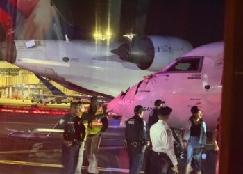 Dos aviones chocan en LaGuardia por falta de controladores durante cierre del gobierno en EU
