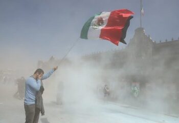 Tensión en el Zócalo: encapuchados derriban vallas de Palacio Nacional durante marcha de la Generación Z