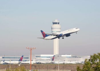 EE. UU. cancela vuelos por falta de controladores durante cierre de gobierno