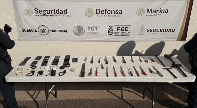 Nuevo cateo en el penal de Culiacán deja decomiso de 20 teléfonos y armas artesanales