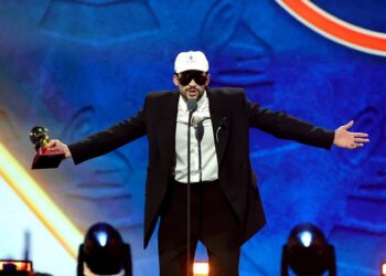 Bad Bunny arrasa en los Latin Grammy 2025; Karol G inspira y Alejandro Sanz sorprende en Las Vegas