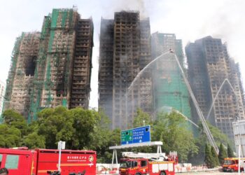 Hong Kong acelera arrestos y revisiones tras la tragedia en Wang Fuk Court