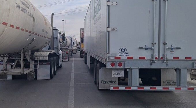 Eagle Pass encarece cruces fronterizos para vehículos y camiones de carga