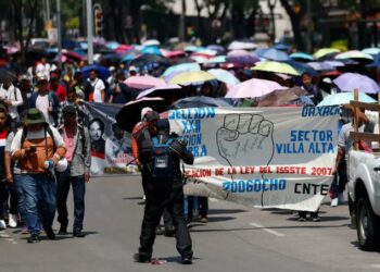 Maestros de la CNTE confrontan vallas y levantan plantón legislativo
